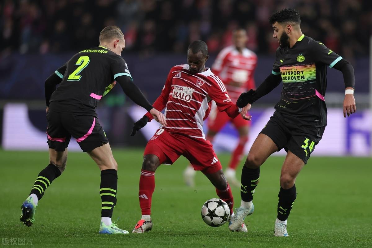 青岛黄海主场击败埃因霍温,保级希望重新燃起 青岛黄海主场击败埃因霍温,保级希望重新燃起