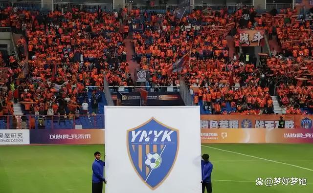 顶尖球队争夺荣誉,场上激战引人瞩目 顶尖球队争夺荣誉,场上激战引人瞩目