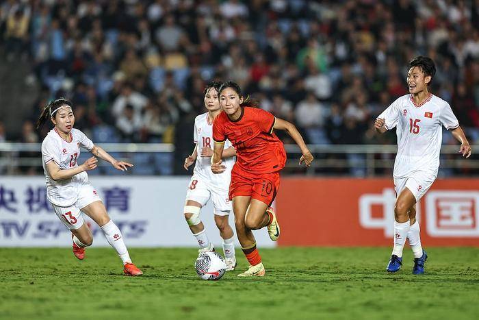 中国女足球员继续在国际足球赛中崭露头角 中国女足球员继续在国际足球赛中崭露头角