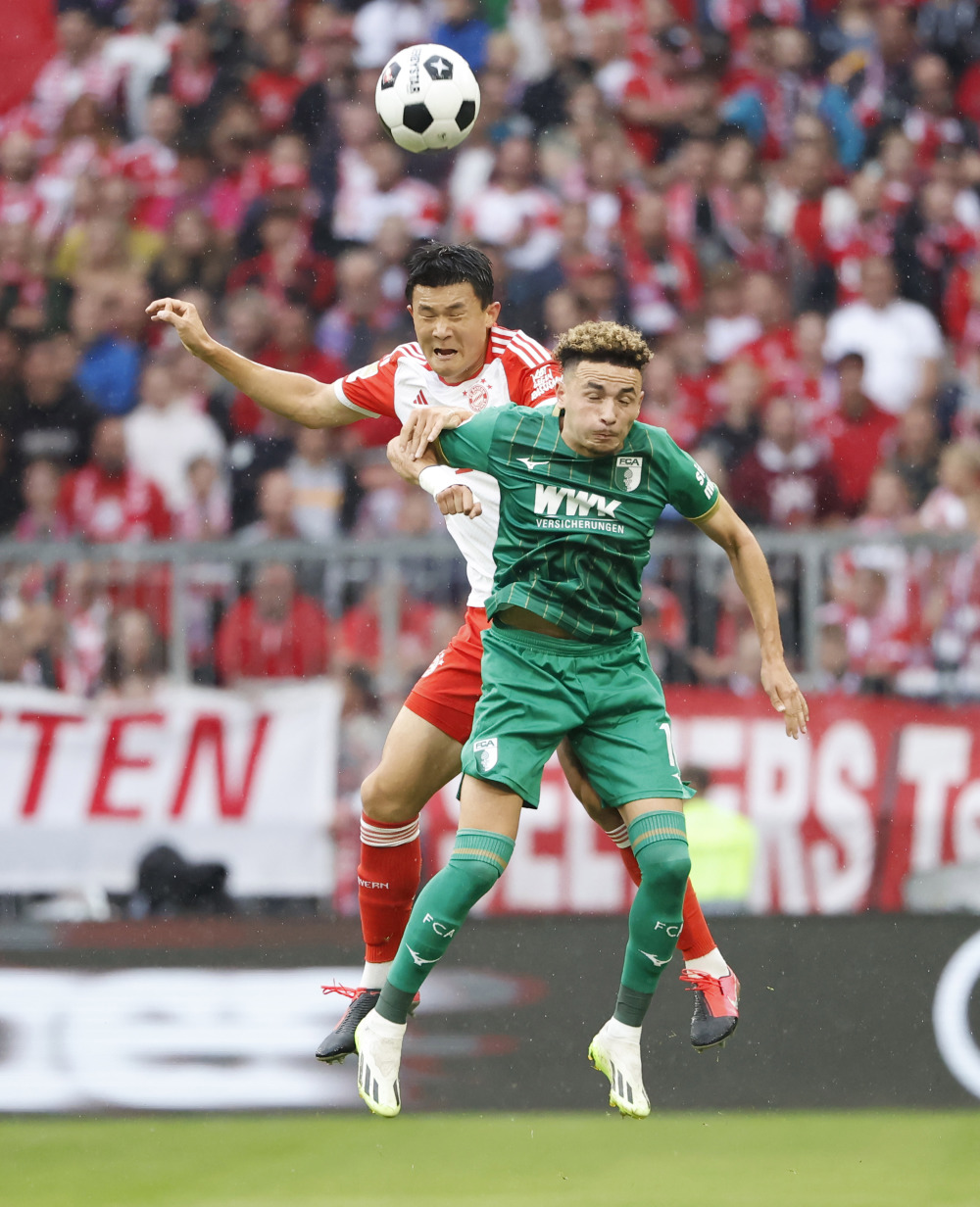 奥格斯堡球员在比赛中尽展拼搏精神 奥格斯堡球员在比赛中尽展拼搏精神