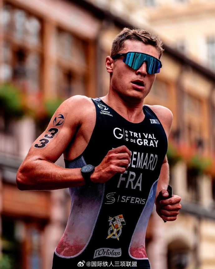 全力以赴!铁人三项选手全面发威 全力以赴!铁人三项选手全面发威