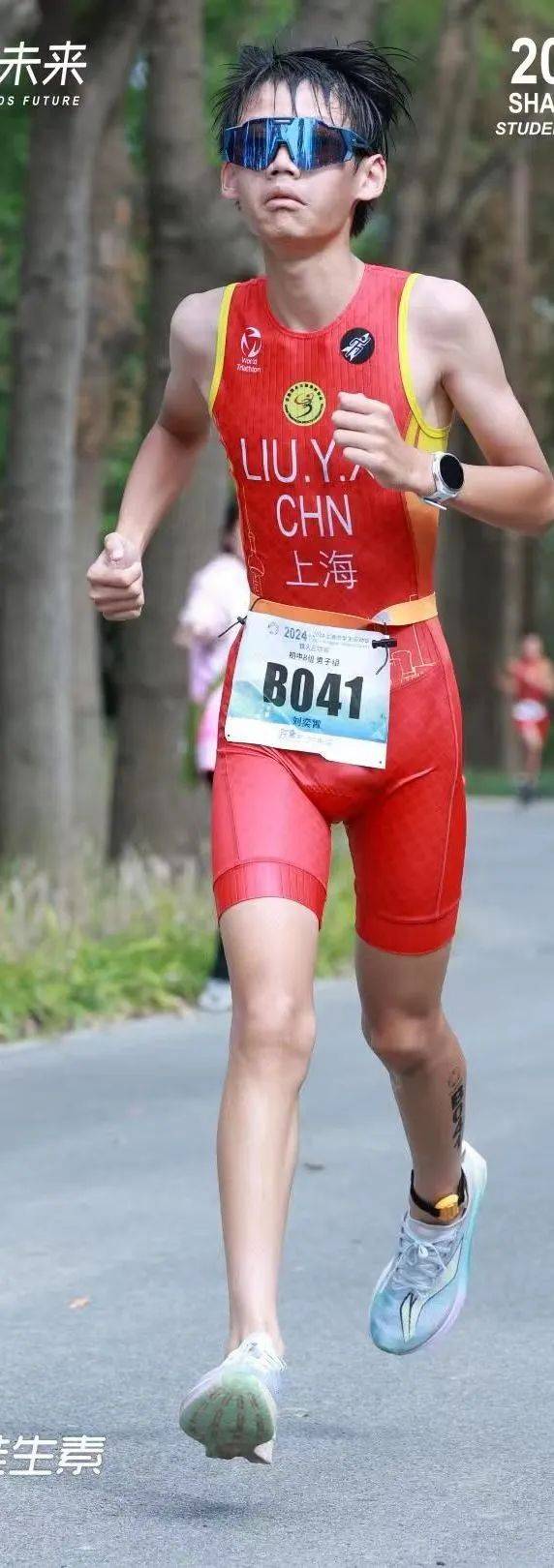 全力以赴!铁人三项选手全面发威 全力以赴!铁人三项选手全面发威