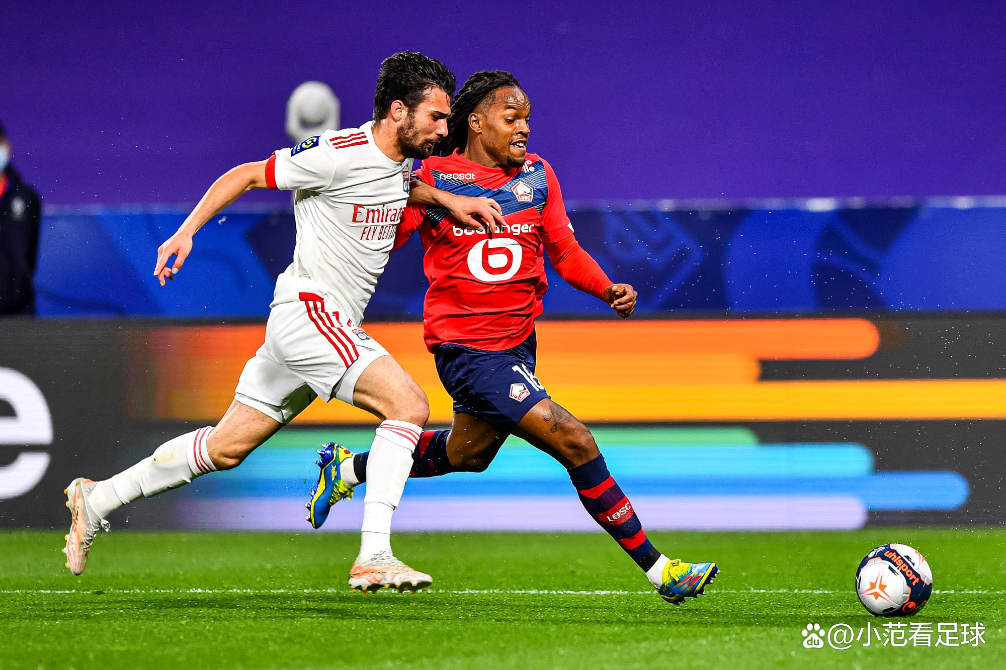 里昂球员的紧密配合占得先机 里昂球员的紧密配合占得先机