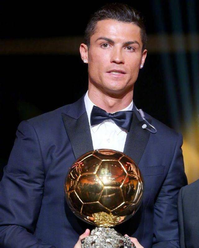 梅西获得金球奖提名,球迷期待他再夺桂冠 梅西获得金球奖提名,球迷期待他再夺桂冠