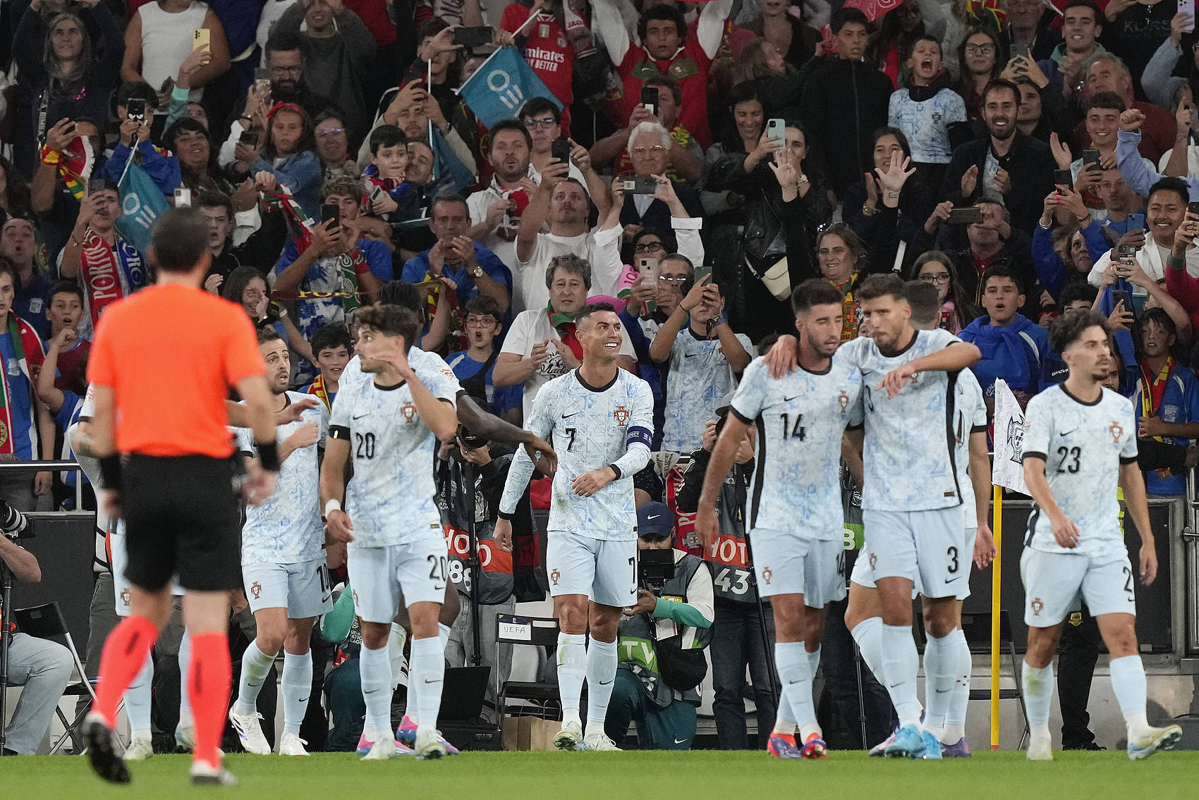 葡萄牙队惊险获胜,欧预赛再现悬念 葡萄牙队惊险获胜,欧预赛再现悬念