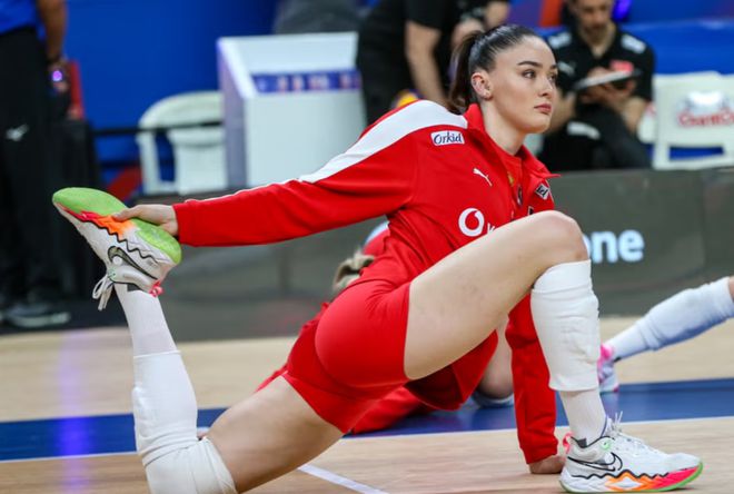 土耳其队员赛后庆祝欧预赛胜利,斗志昂扬 土耳其队员赛后庆祝欧预赛胜利,斗志昂扬