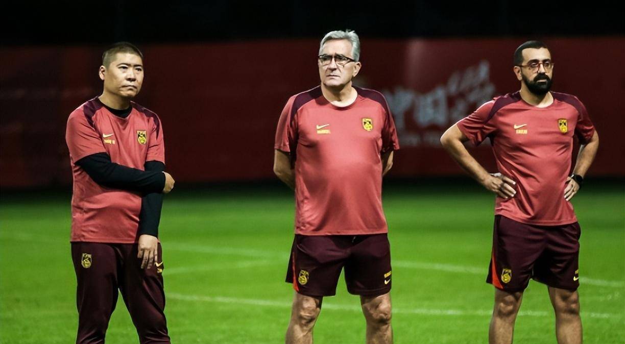 西班牙国家队表现出色,成功晋级下一阶段 西班牙国家队表现出色,成功晋级下一阶段