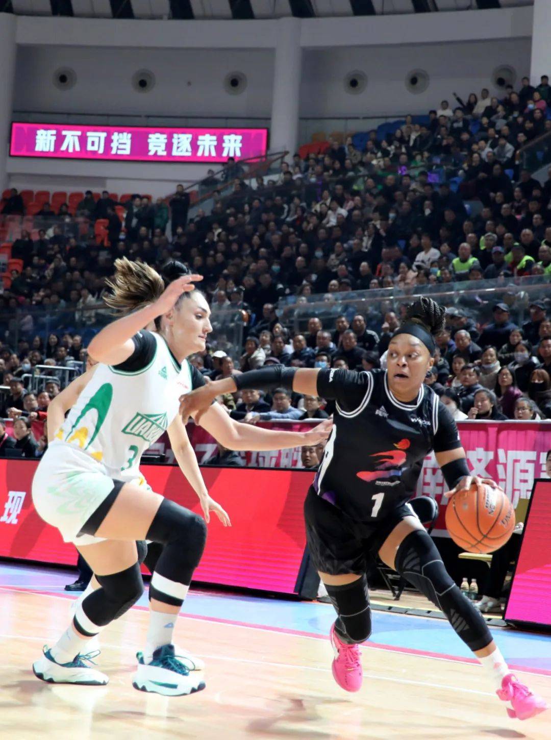 马赛球队主场告捷,取得四连胜稳居第三 马赛球队主场告捷,取得四连胜稳居第三