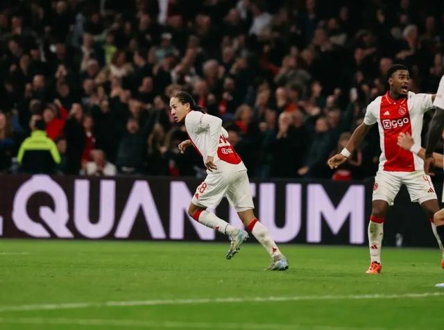 FB体育官网-荷兰阿贾克斯队通过团队努力,逆转击败对手