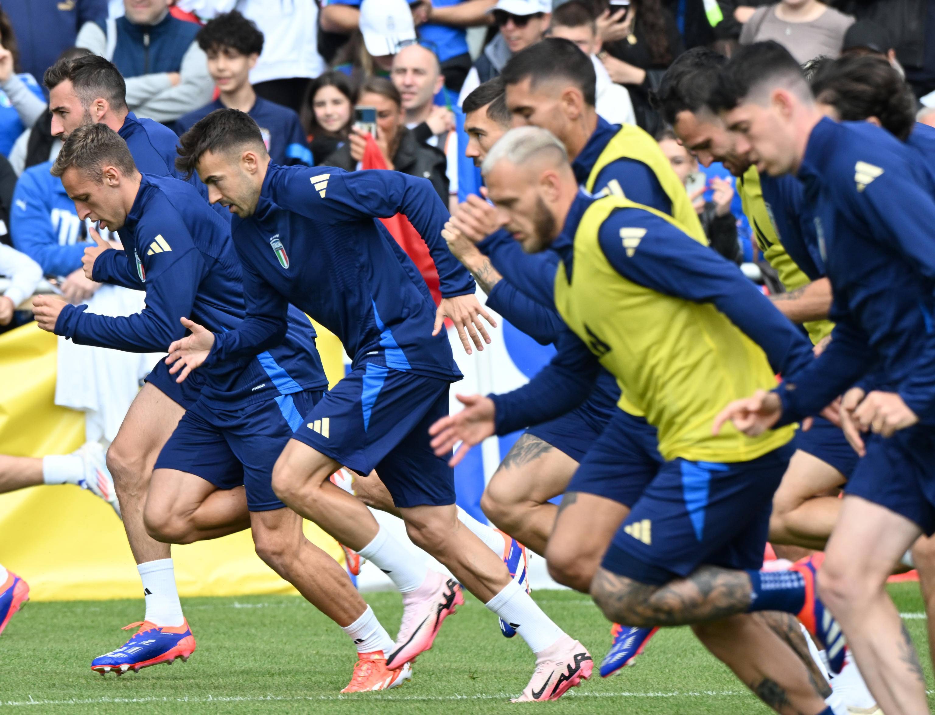 意大利足球盛事持续进行,球迷观赏热情高涨 意大利足球盛事持续进行,球迷观赏热情高涨