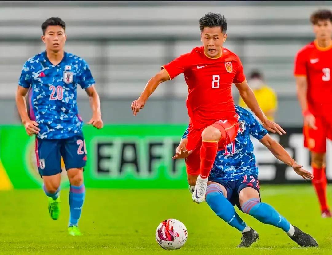 中国足球比赛中出现了激烈的对决 中国足球比赛中出现了激烈的对决