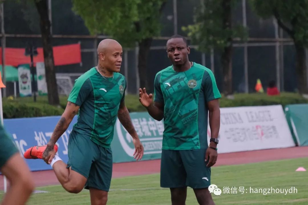 队员闹意见被换下场,教练组织全队团结 队员闹意见被换下场,教练组织全队团结