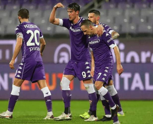 FB体育官网-意甲赛场战火重燃,球员奋力拼搏