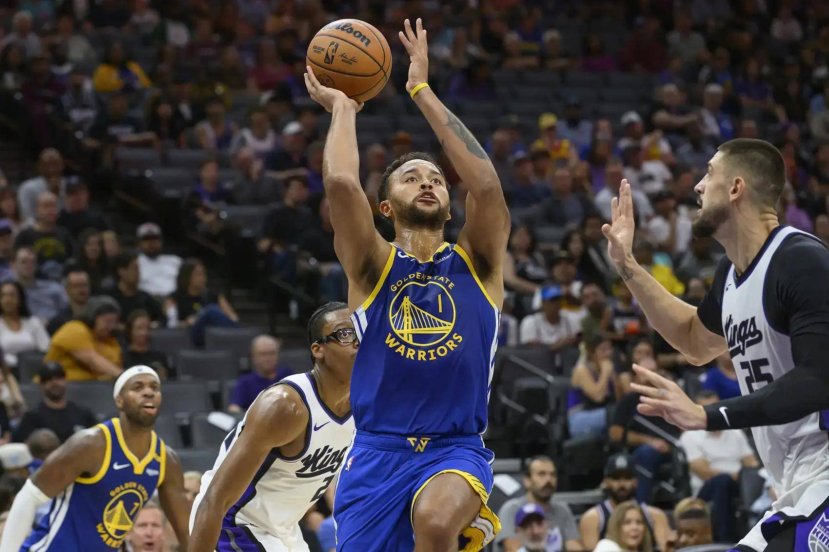 勇士队逆转战胜骑士队,实力不俗 勇士队逆转战胜骑士队,实力不俗