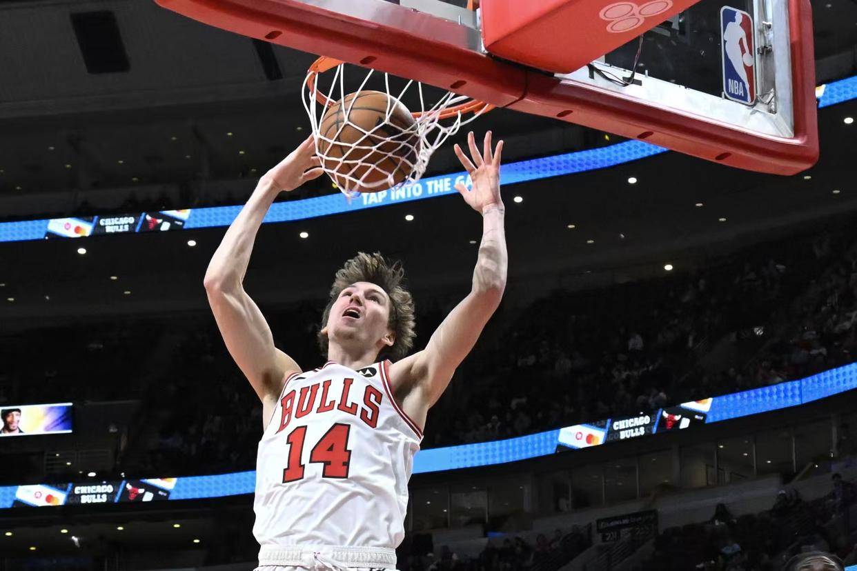 公牛队失败后球员负气向队友开火 公牛队失败后球员负气向队友开火