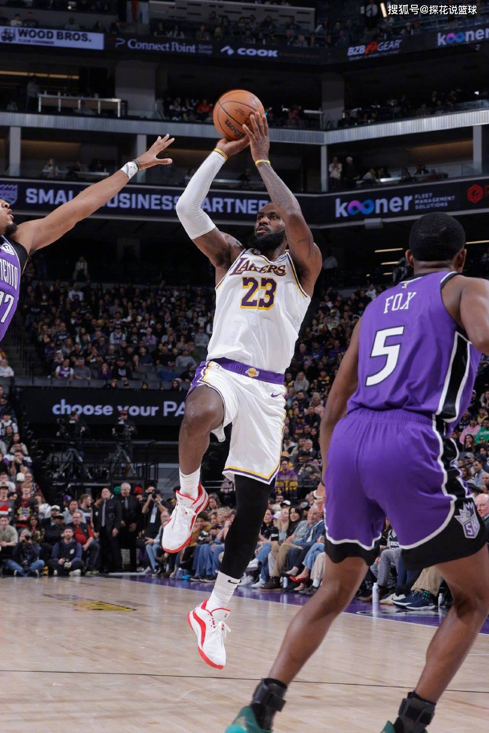 湖人大胜对手,主场豪取胜利 湖人大胜对手,主场豪取胜利