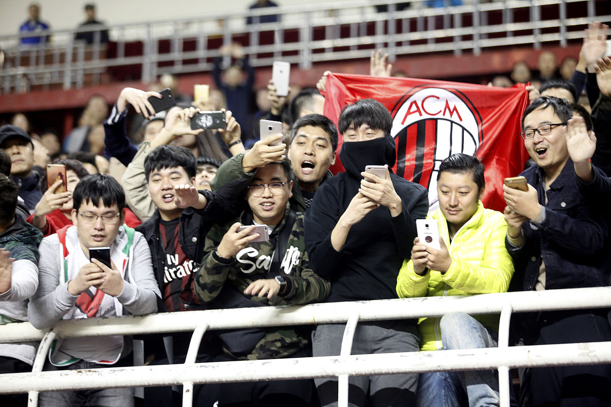 体育精彩瞬间让球迷沸腾,赛场人气爆棚 体育精彩瞬间让球迷沸腾,赛场人气爆棚