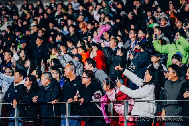 体育精彩瞬间让球迷沸腾,赛场人气爆棚 体育精彩瞬间让球迷沸腾,赛场人气爆棚