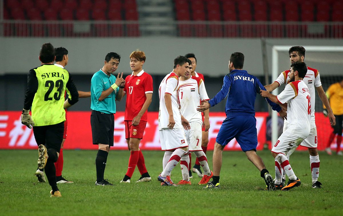 激烈足球比赛竞技实力激发热议,球迷追捧无限 激烈足球比赛竞技实力激发热议,球迷追捧无限