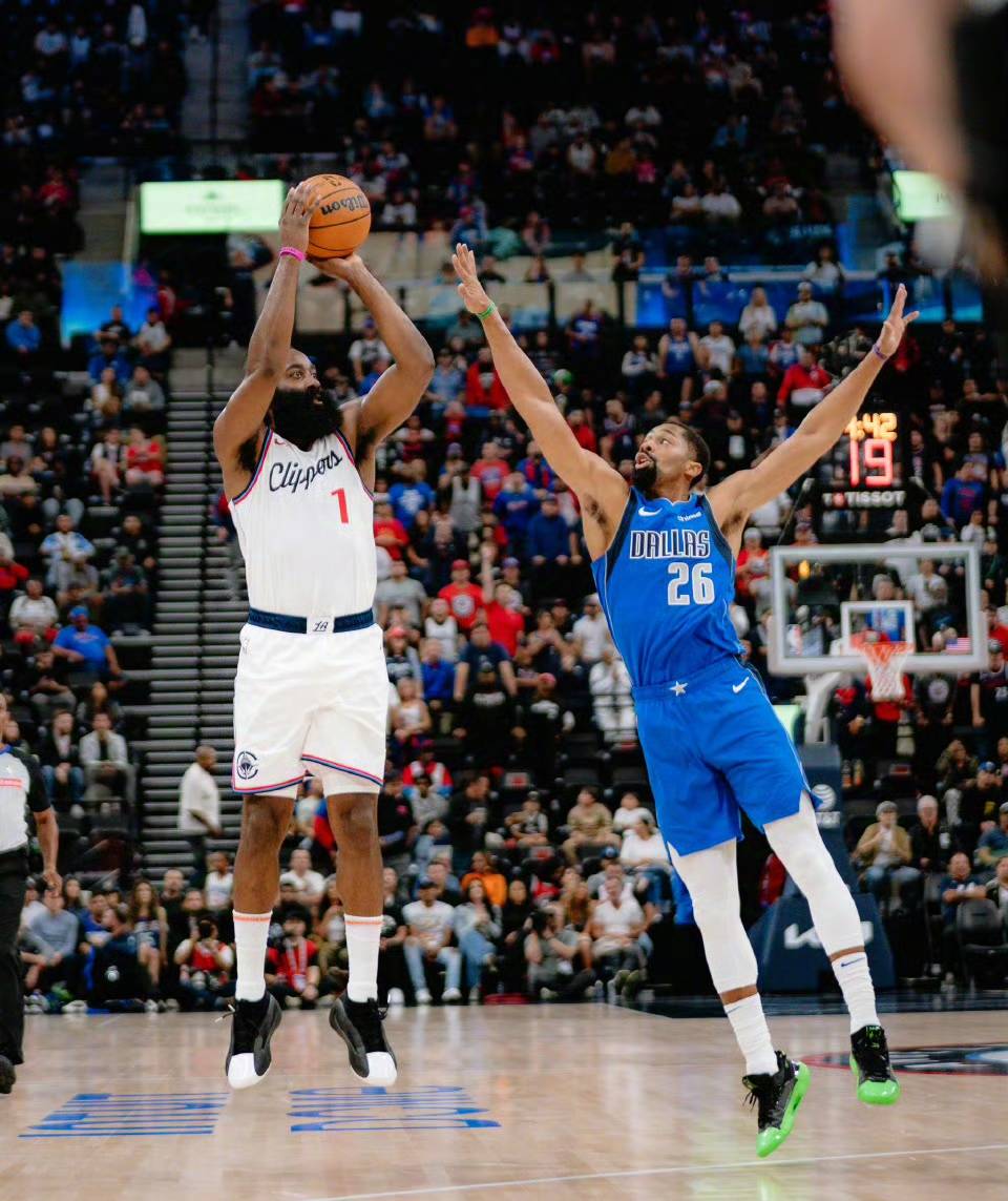 快船主场大胜,仍被逐渐拉开差距 快船主场大胜,仍被逐渐拉开差距