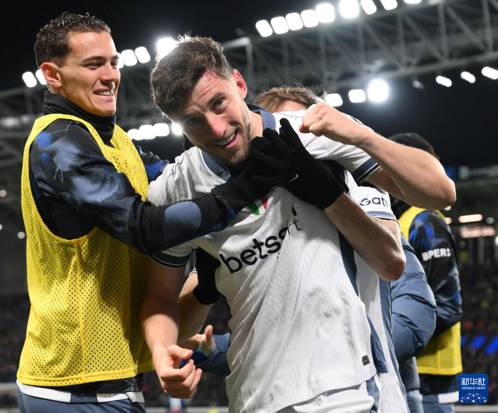 亚特兰大门将神勇扑球,帮助球队守住比分 亚特兰大门将神勇扑球,帮助球队守住比分