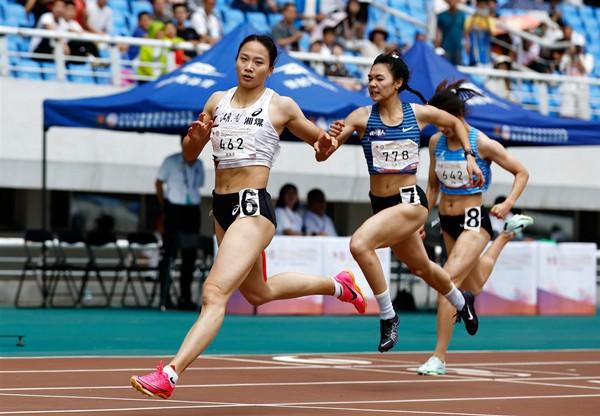 中国田径运动员打破世界纪录获得冠军 中国田径运动员打破世界纪录获得冠军