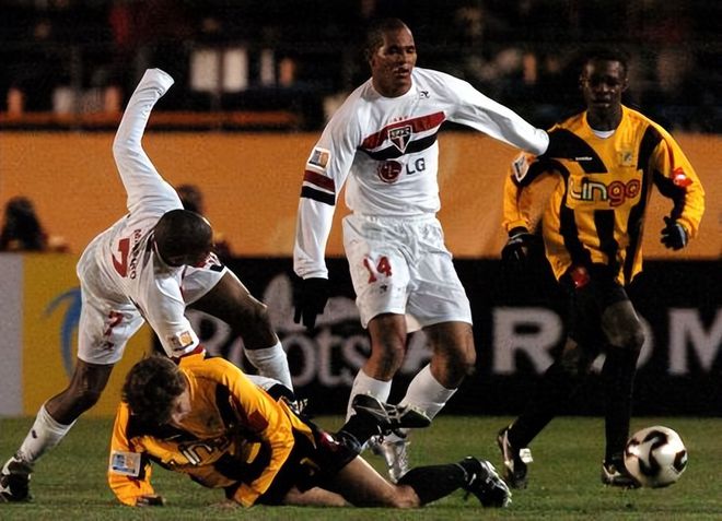 圣保罗主场迎战里斯本竞技,谁能在比赛中取得胜利? 圣保罗主场迎战里斯本竞技,谁能在比赛中取得胜利?