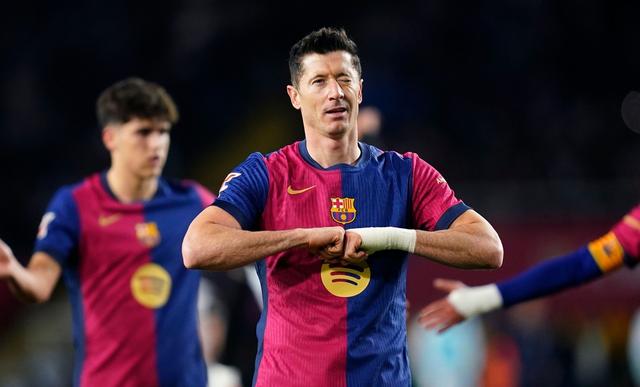 瓦伦西亚门将神勇发挥,力保球门安全 瓦伦西亚门将神勇发挥,力保球门安全