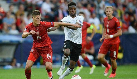 擦肩而过!欧预赛球员实力匹敌 擦肩而过!欧预赛球员实力匹敌