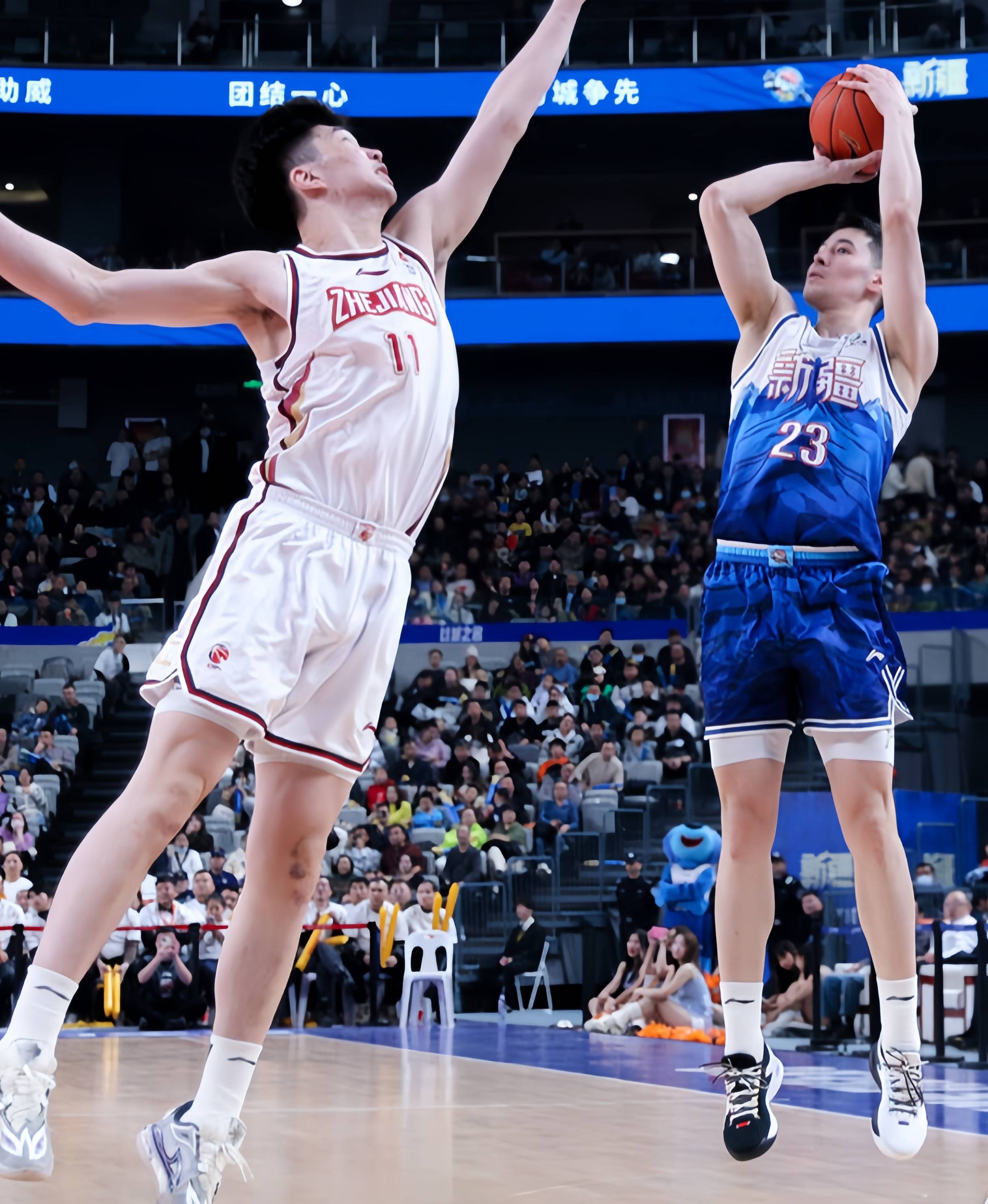 CBA比赛中球员们打出了团结一心 CBA比赛中球员们打出了团结一心