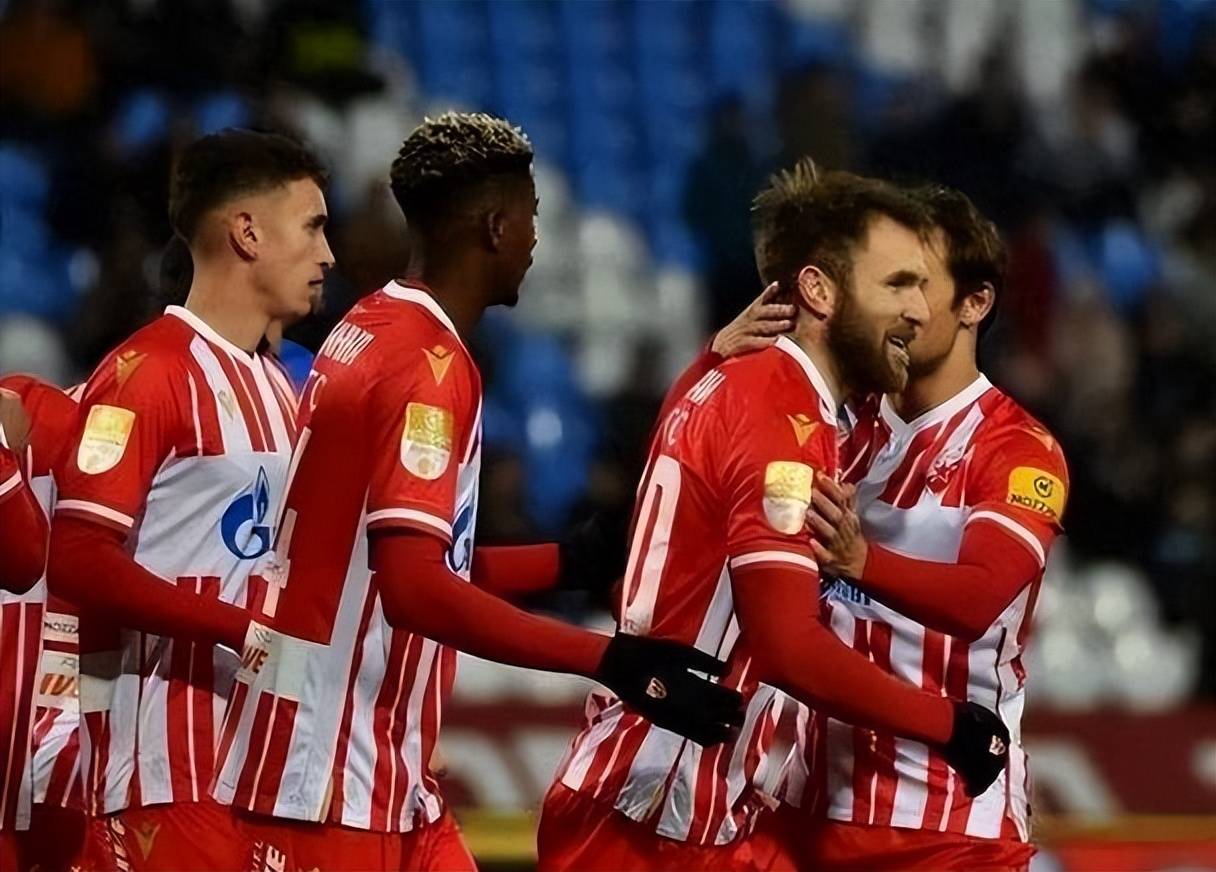 进攻战术调整,球队积极寻找破门机会 进攻战术调整,球队积极寻找破门机会