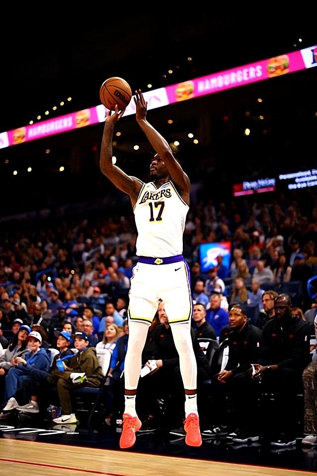 弱旅送三分!球队登峰造极夺得胜利 弱旅送三分!球队登峰造极夺得胜利