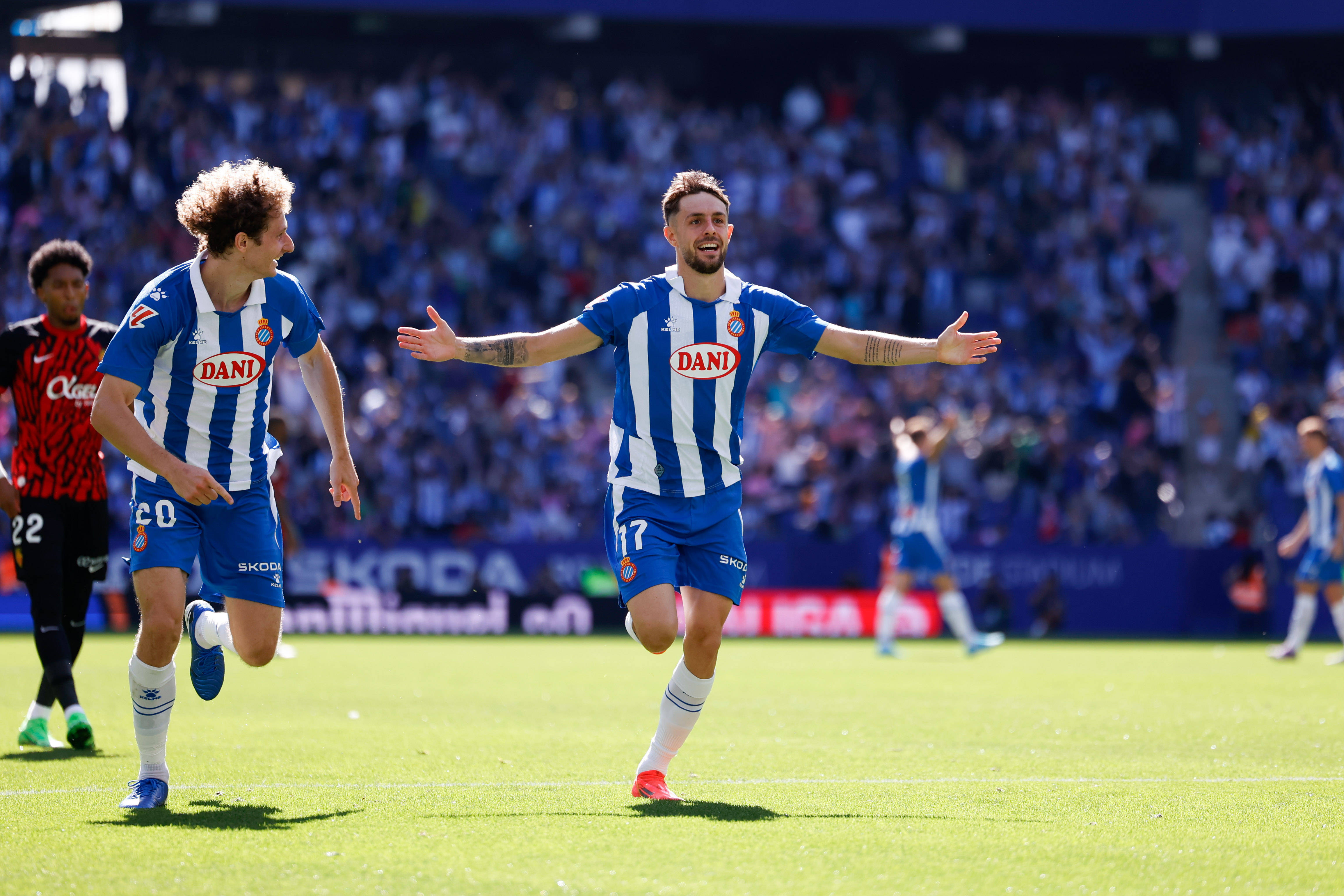 利兹联客场大胜沃特福德,逼近积分榜前四 利兹联客场大胜沃特福德,逼近积分榜前四