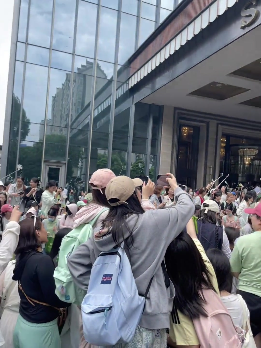 观众热情高涨,全情投入支持偶像 观众热情高涨,全情投入支持偶像