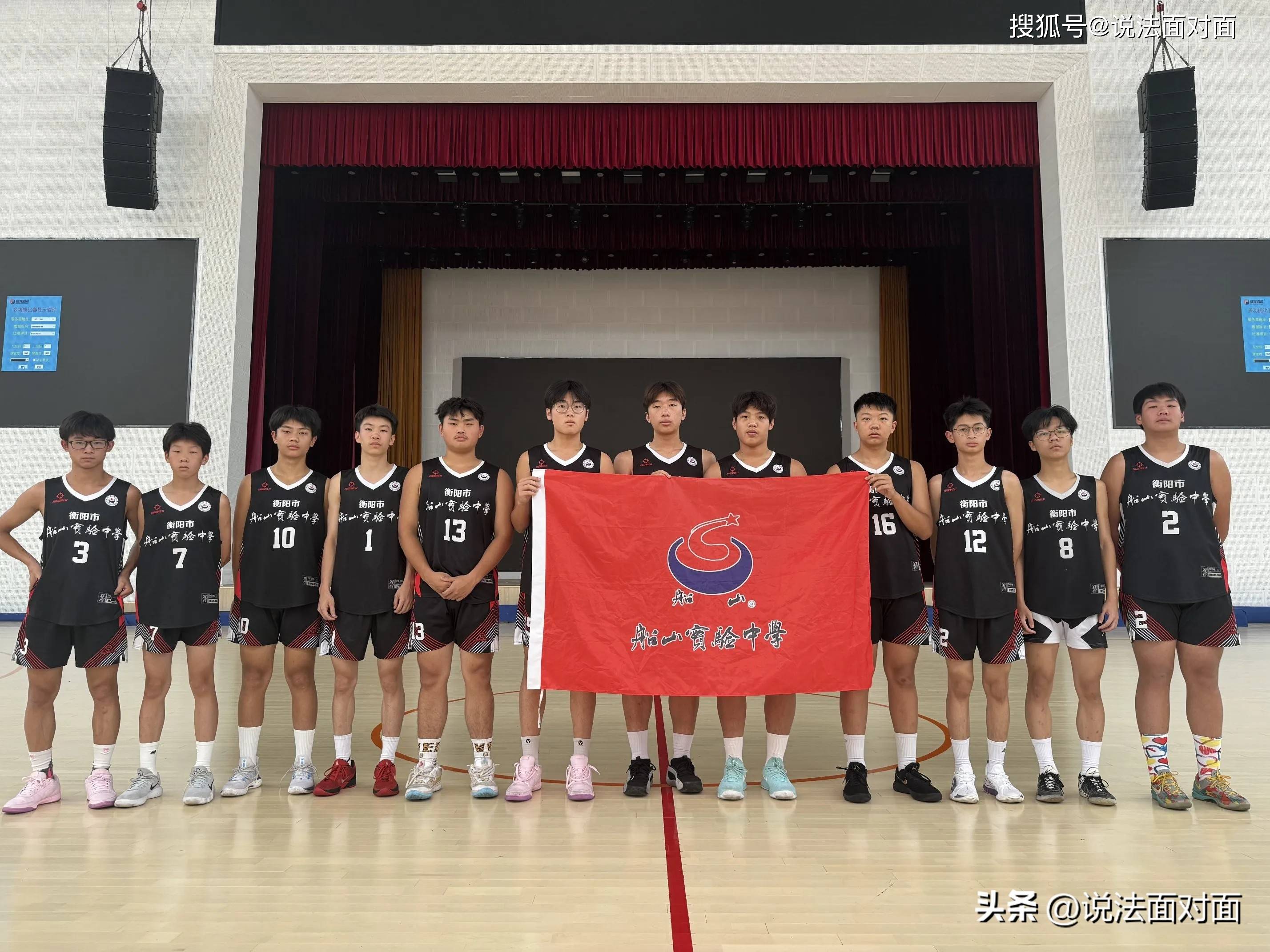 球员们精神抖擞,展现顽强拼搏精神 球员们精神抖擞,展现顽强拼搏精神