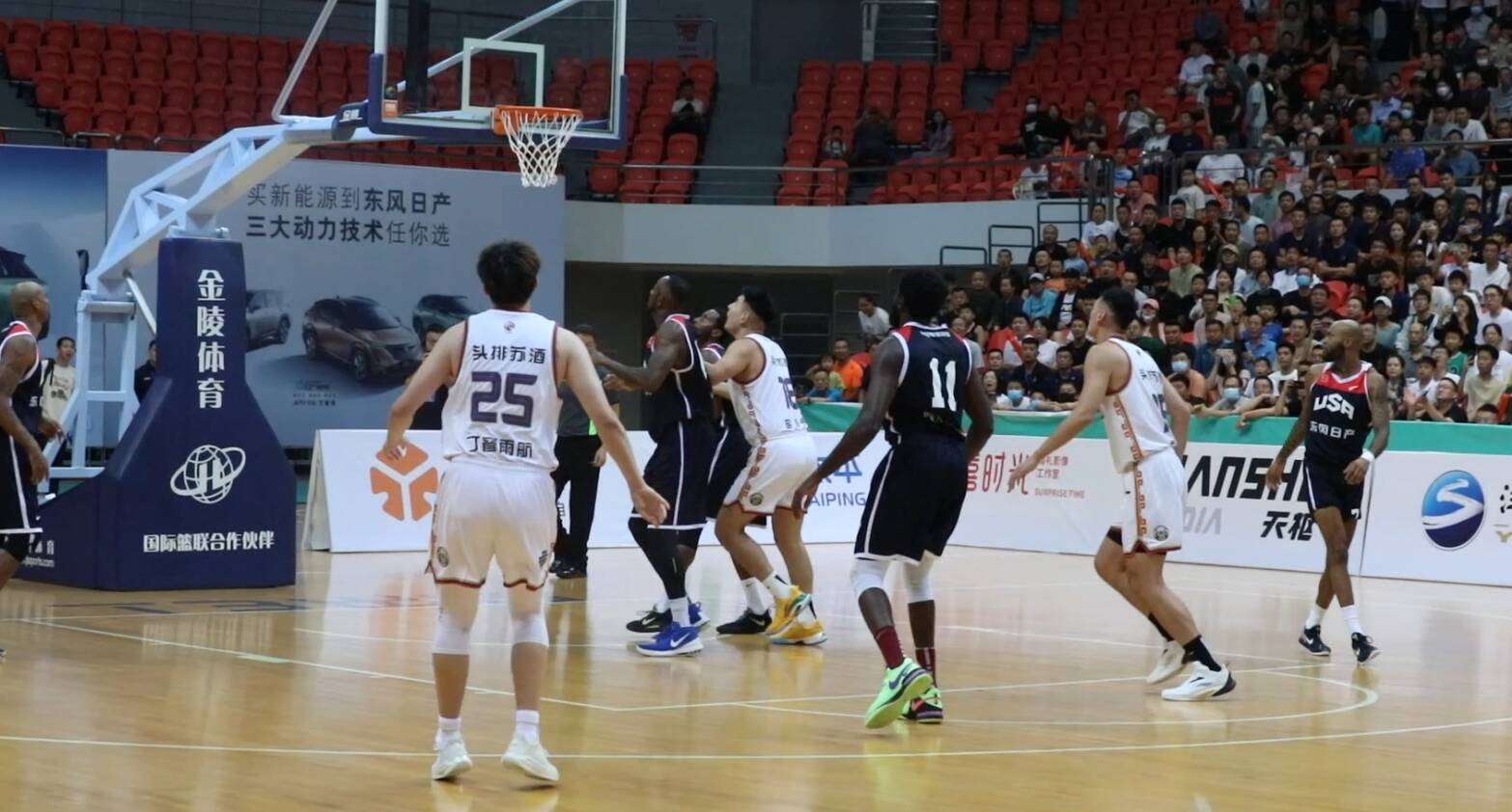 火爆篮球赛事吸引大批球迷观赛激动不已 火爆篮球赛事吸引大批球迷观赛激动不已