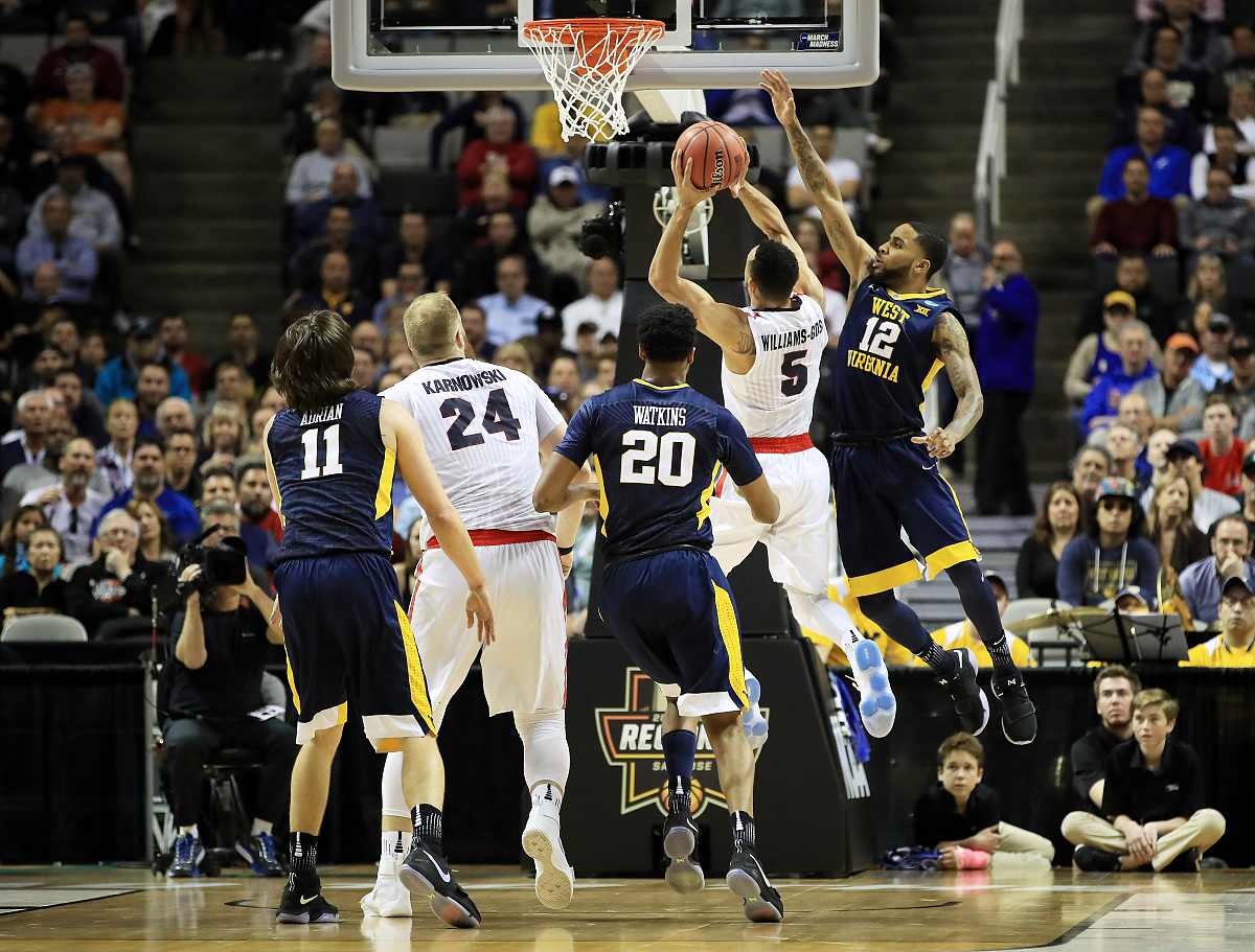 关键时刻球员挺身而出,带领球队取胜 关键时刻球员挺身而出,带领球队取胜