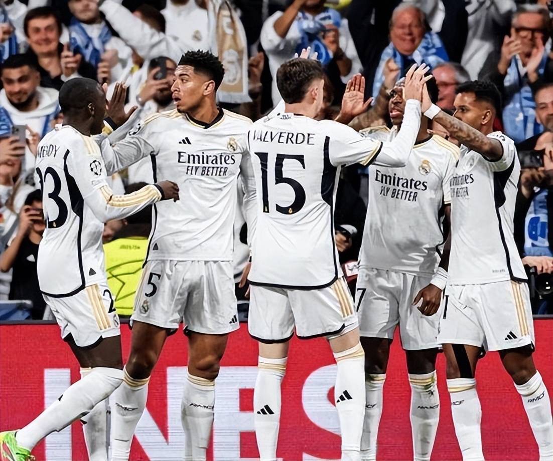 皇马球迷热情高涨,全力支持球队 皇马球迷热情高涨,全力支持球队