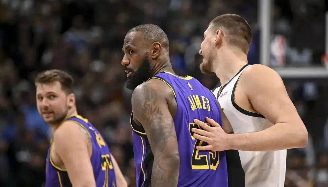 湖人击败掘金,浓眉大踏步赢得胜利 湖人击败掘金,浓眉大踏步赢得胜利