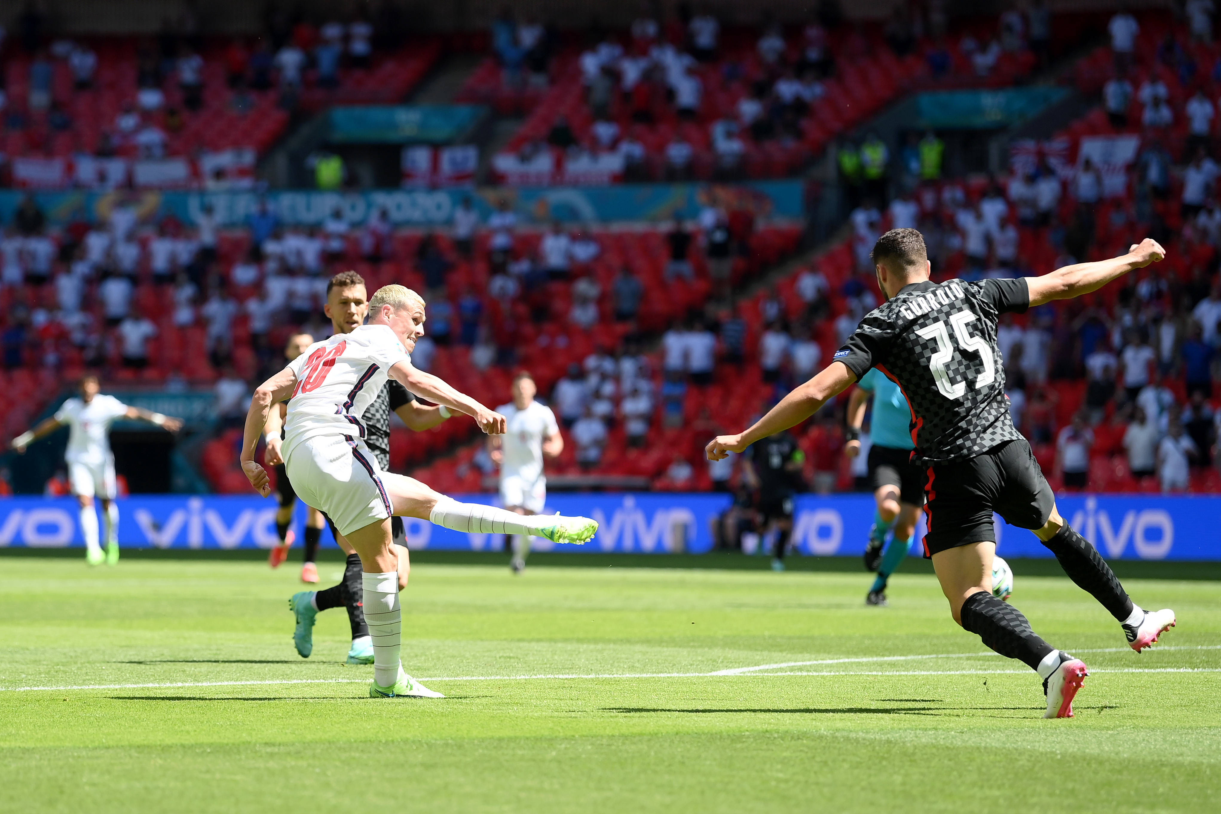 FB体育官方网站-英格兰英雄欧洲预选赛:斯特林远射绝杀,士气高昂