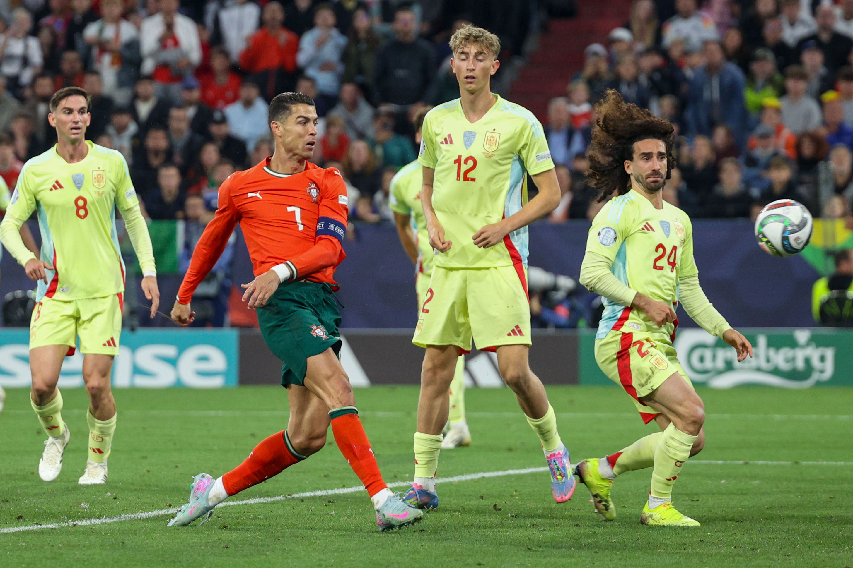 FB体育官方网站-欧国联比赛:球员斗志昂扬,争夺胜利信心十足