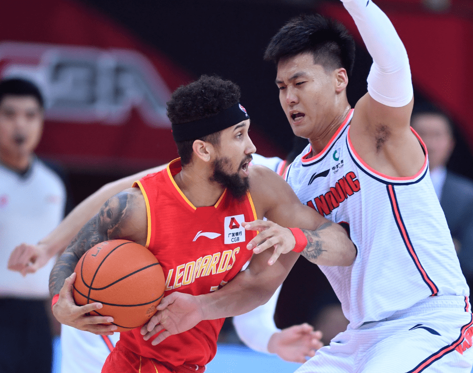 FB体育官网-竞技场上激战连连，胜负悬念难解